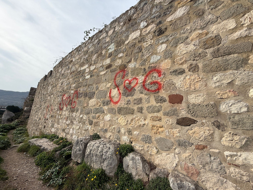 Tarihi kalenin duvarlarını sprey boyayla boyadılar - Resim : 2