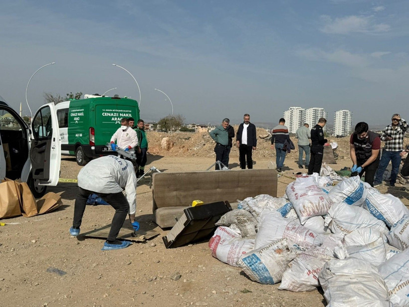 Çekyatın içinden ceset çıktı: Tuzlayıp halıya sarmışlar - Resim: 1