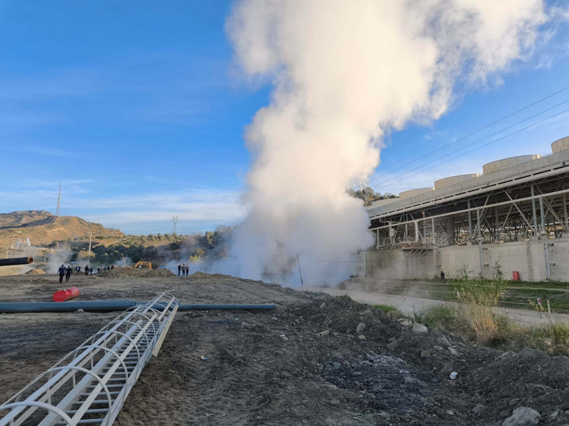 Sıcak su hattı bomba gibi patladı: Yol trafiğe kapandı - Resim : 2