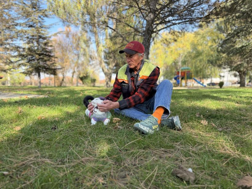 Sokaktan aldı, birlikte 65 şehir gezdiler: Omzundan inmiyor - Resim : 1