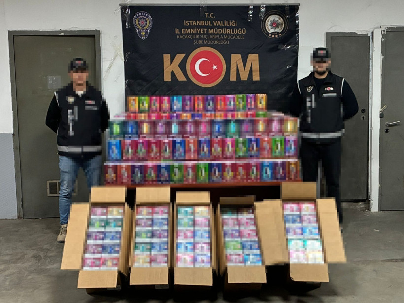 TIR parkında gizli depo: Polis binlerce kaçak cihaz yakaladı - Resim : 1