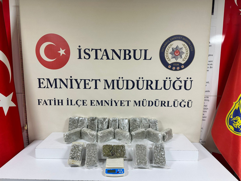 Poşeti kapı önüne atıp koştu… Kilolarca uyuşturucuyla yakalandı - Resim : 1