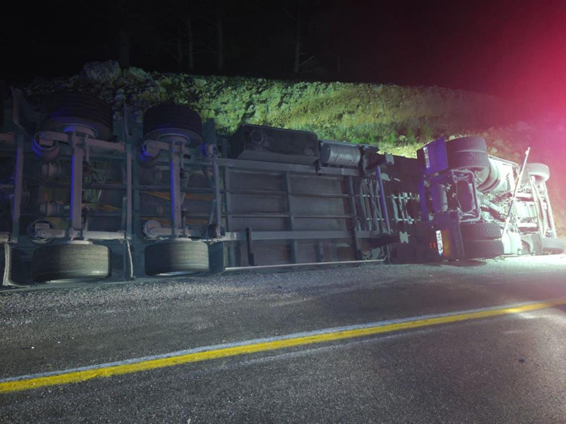 Mersin'de yabancı plakalı tır devrildi: Sürücü hayatını kaybetti - Resim : 1