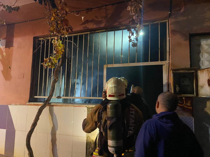 Evinin yandığı gören kadın baygınlık geçirdi - Resim : 1