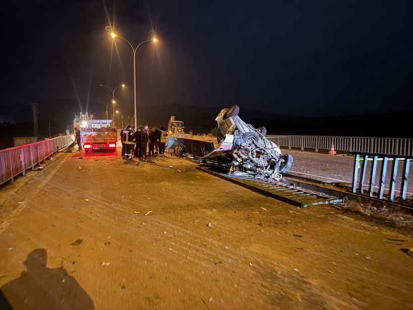 Köprüde feci kaza: 1 ölü, 3 yaralı - Resim : 1