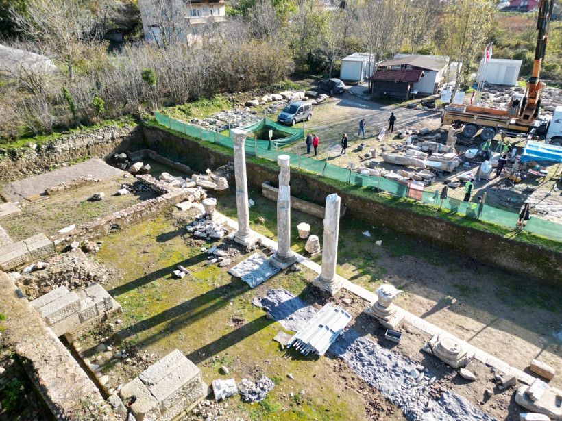 Amastris Antik Kenti'nde Roma dönemine ait sütunlar yerlerine yerleştiriliyor - Resim : 1