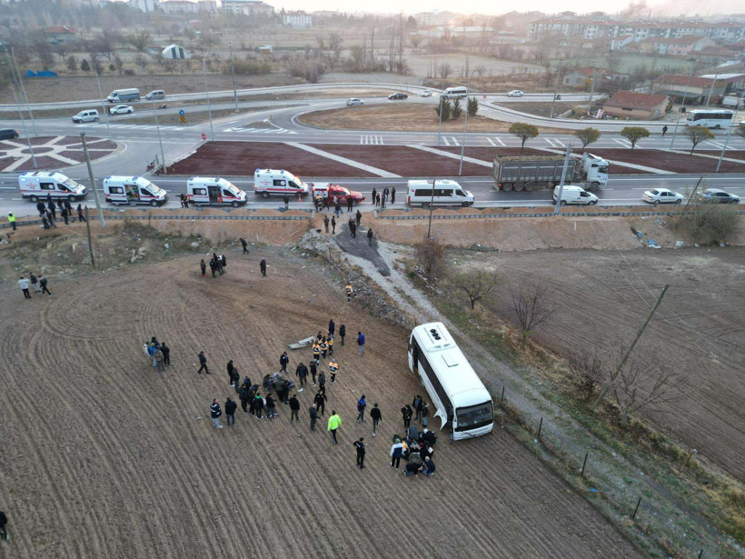 Kavşakta feci çarpışma: Öğrenci servisi tarlaya savruldu, 17 yaralı - Resim : 2