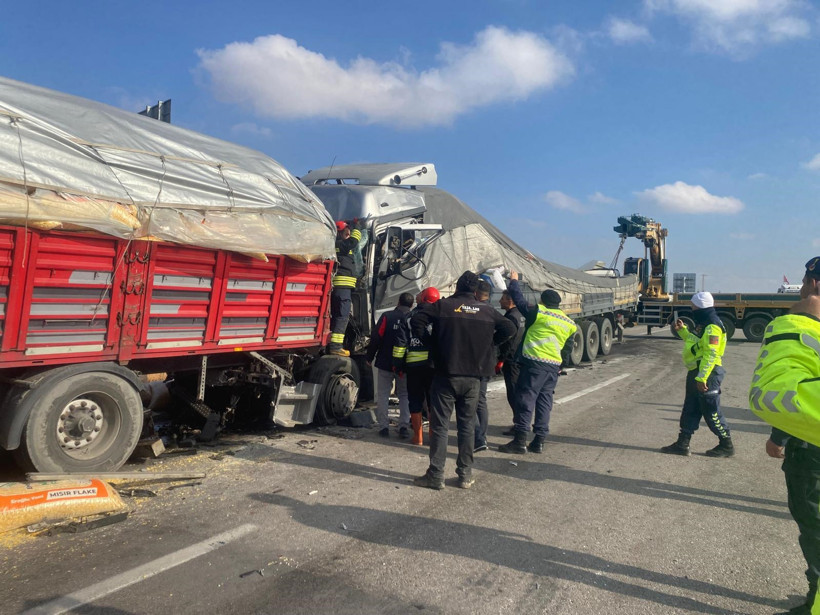 4 TIR zincirleme kaza yaptı: Ölü ve yaralılar var - Resim : 1