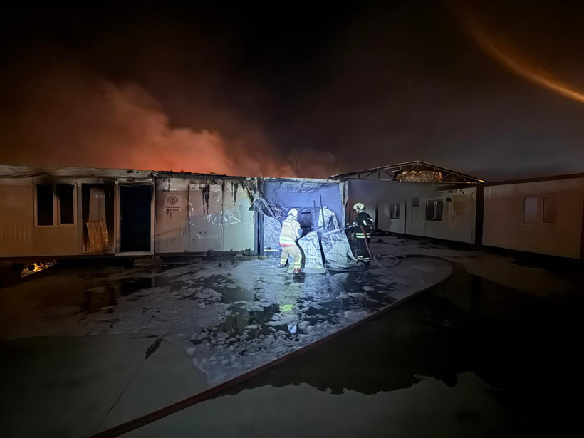 Hatay’da konteyner kentte yangın: 6 konteyner kullanılamaz hale geldi - Resim : 1