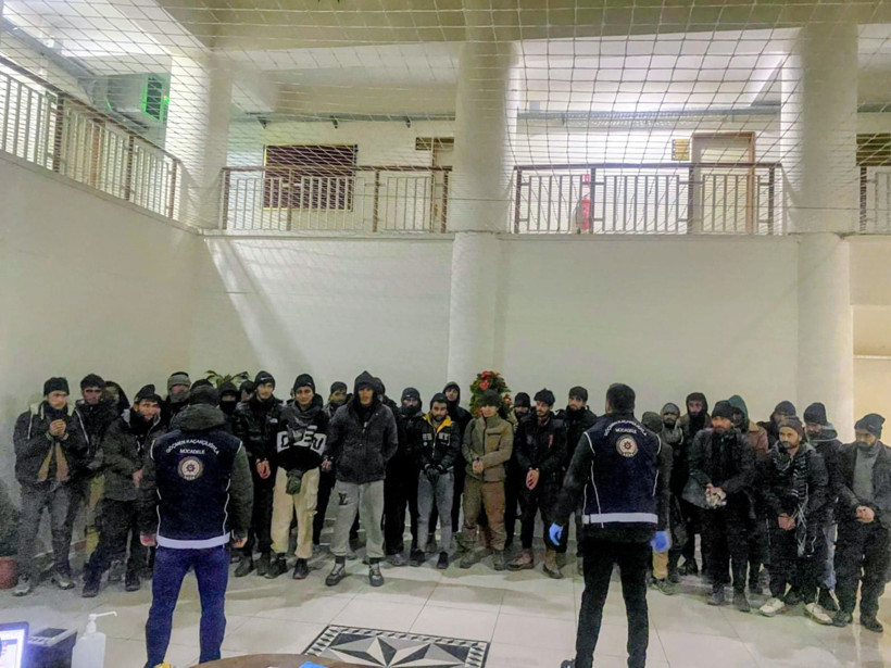 Demirlerin arasından onlarca kaçak çıktı - Resim : 2