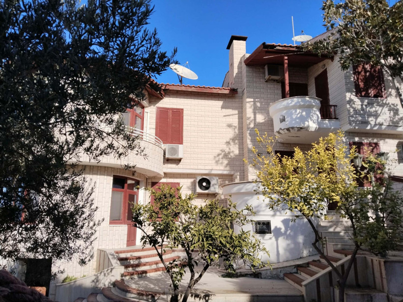 Kayahan'ın 'g&ouml;n&uuml;l k&ouml;şk&uuml;' satılığa &ccedil;ıkarıldı - Resim : 1