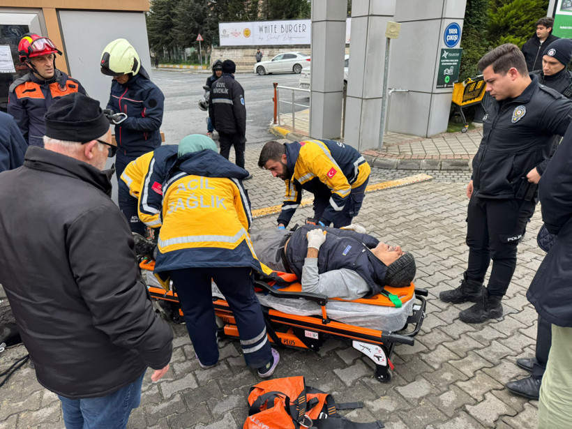 Beylikdüzü'nde dengesini kaybeden işçi rögara düştü - Resim : 1