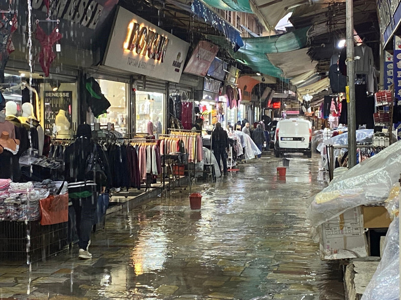 İzmir'de hayat felç oldu: Yollar göle döndü, ağaç devrildi - Resim : 6