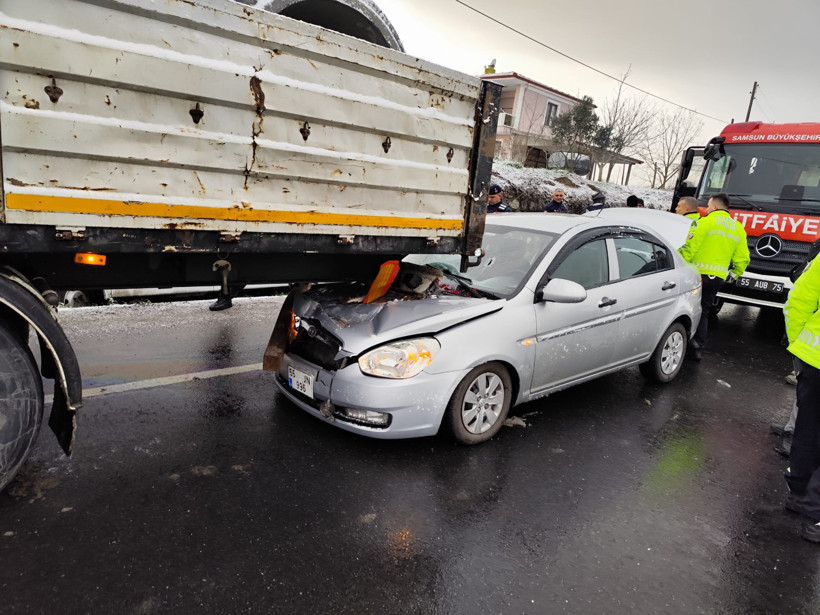 Samsun'da yolda kaza yapanlara otobüs çarptı: 1 ölü, 3 yaralı - Resim : 1