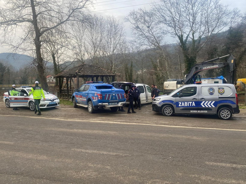 Kötü koku ele verdi: Araçtan 450 kilo bozuk et çıktı - Resim : 1