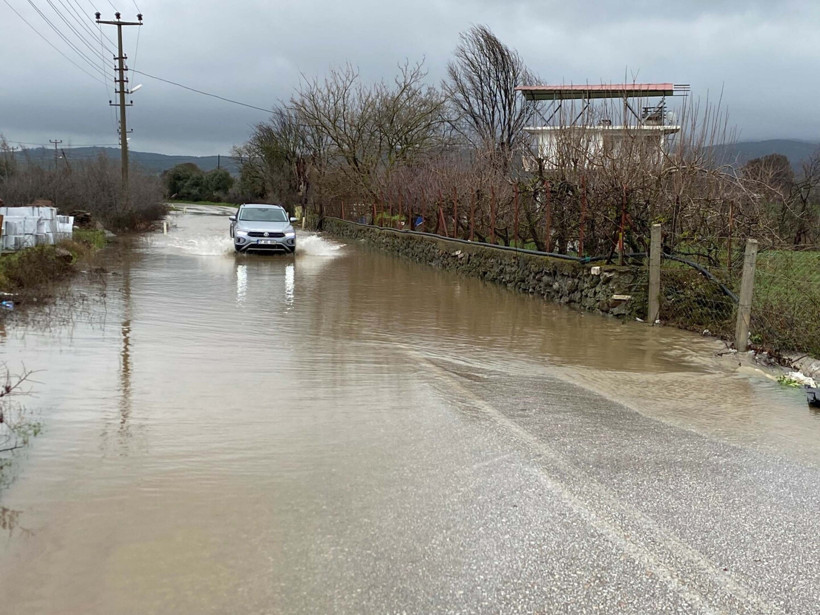 Çanakkale'de sağanak alarmı: Yollar kapandı, araziler göle döndü - Resim : 1
