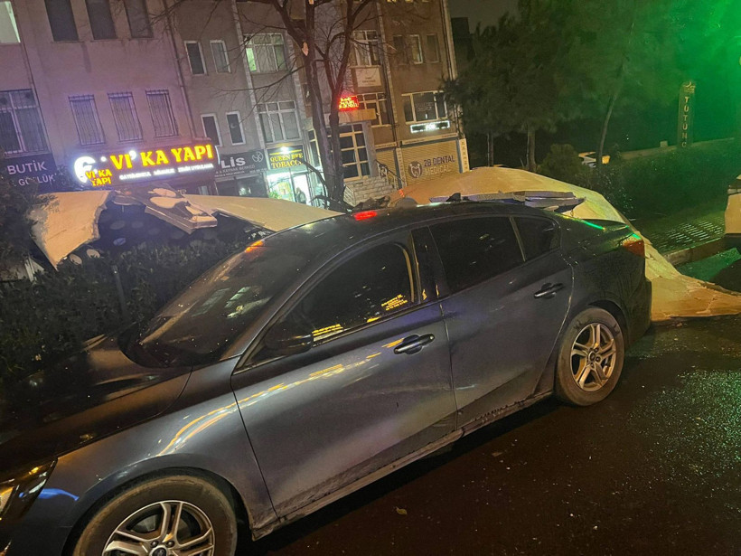 İstanbul'da fırtına: 15 katlı binanın dış cephesi uçtu - Resim: 13