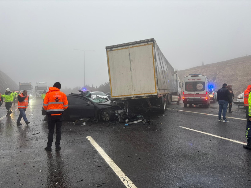 Otoyolda feci kaza: &Ouml;l&uuml; ve yaralılar var - Resim : 2
