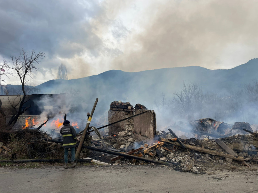 Köyde çıkan yangın 4 evi ve bir ahırı küle çevirdi - Resim : 1