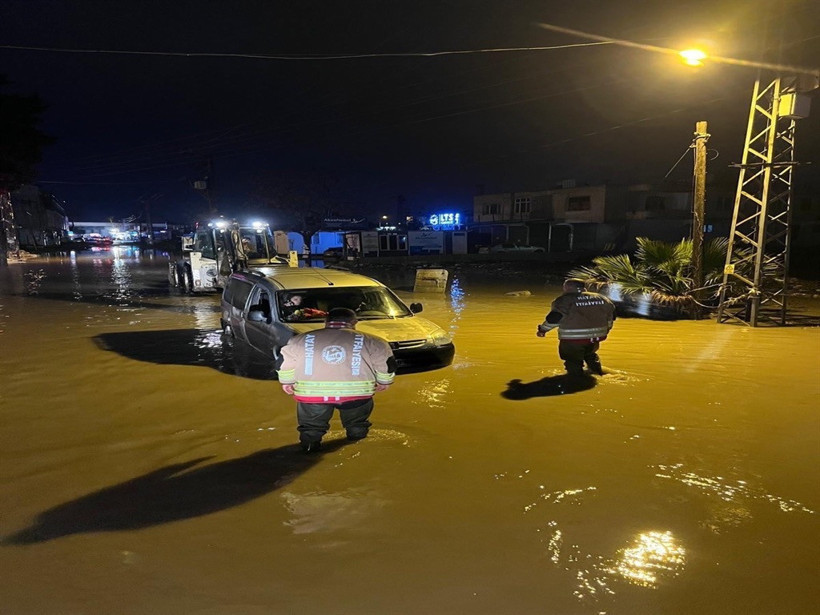 Meteoroloji "sarı kod" ile uyarmıştı: Doğu Akdeniz'i şiddetli yağmur vurdu! - Resim : 7