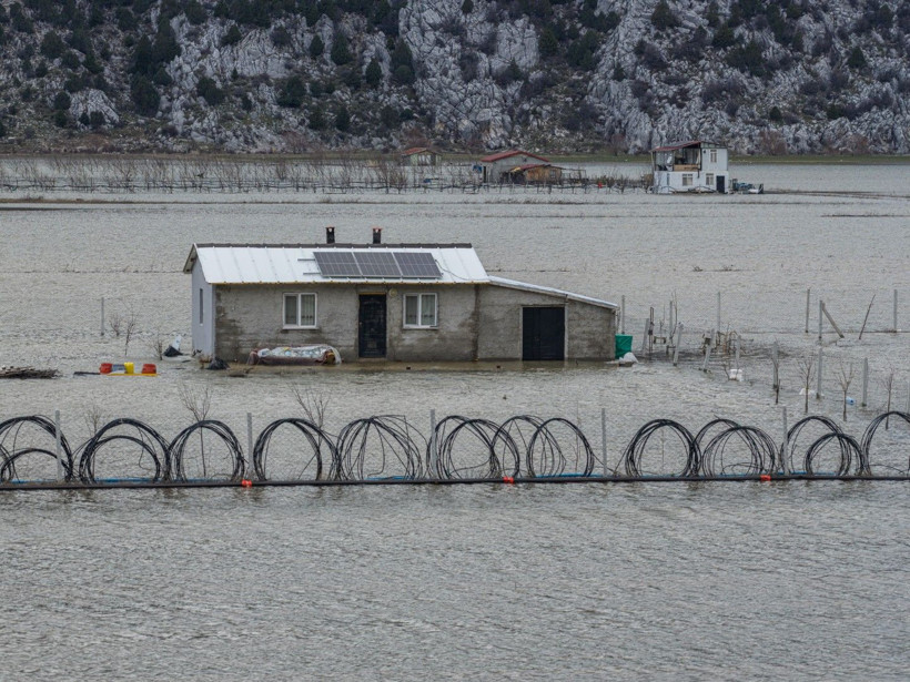 İki şehri birbirine bağlıyordu: Karayolu su yolu oldu - Resim: 11
