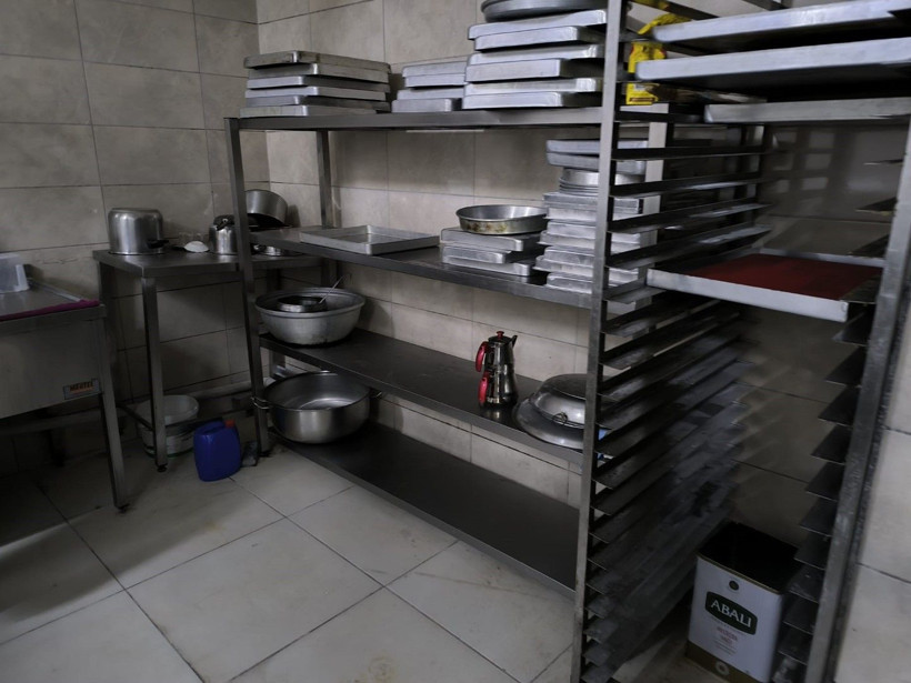 Mide bulandıran görüntüler: Ayaklarıyla hamur yoğurdu - Resim: 3