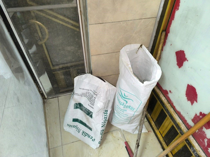 Mide bulandıran görüntüler: Ayaklarıyla hamur yoğurdu - Resim: 4