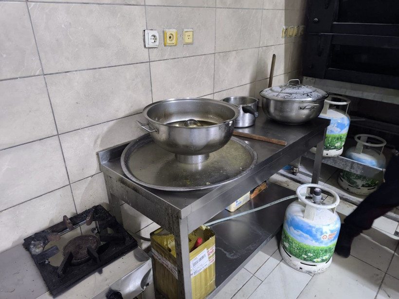 Mide bulandıran görüntüler: Ayaklarıyla hamur yoğurdu - Resim: 5