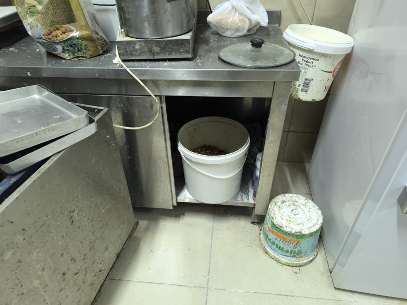 Mide bulandıran görüntüler: Ayaklarıyla hamur yoğurdu - Resim: 6