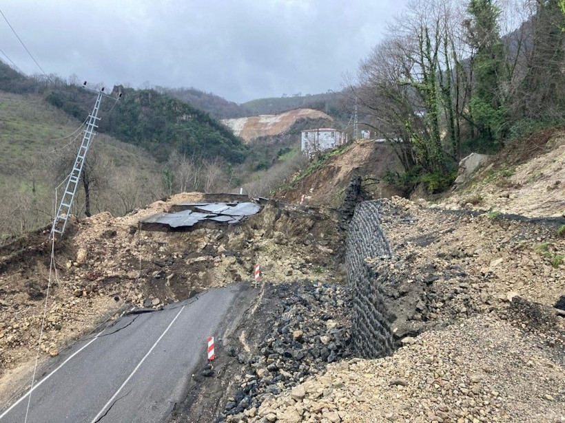 Ordu-Tokat yolunda heyelan: 300 metrelik yol çöktü - Resim: 1