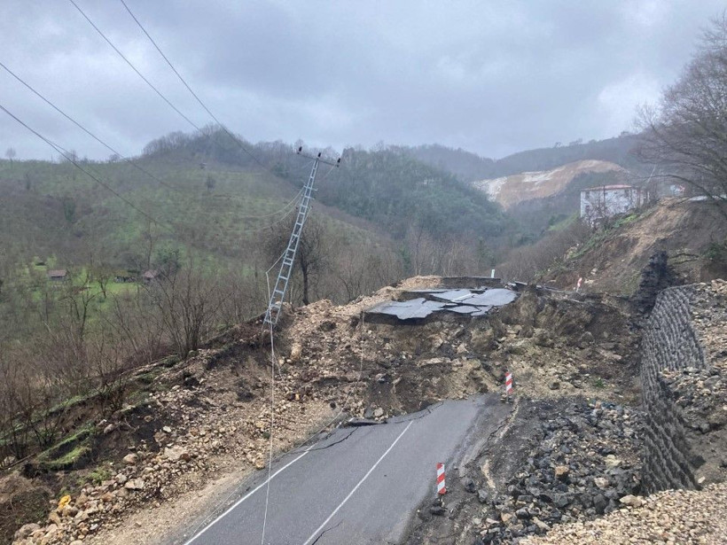 Ordu-Tokat yolunda heyelan: 300 metrelik yol çöktü - Resim: 3