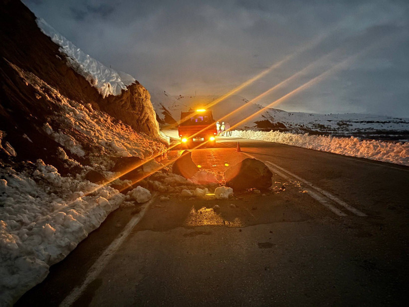 Yamaçtan kopan kayalar yola düştü, sürücü son anda kurtuldu - Resim : 1