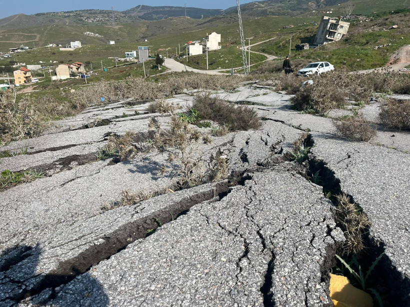 &Ccedil;&ouml;p tesisindeki heyelan mahalleyi yutuyor - Resim : 2