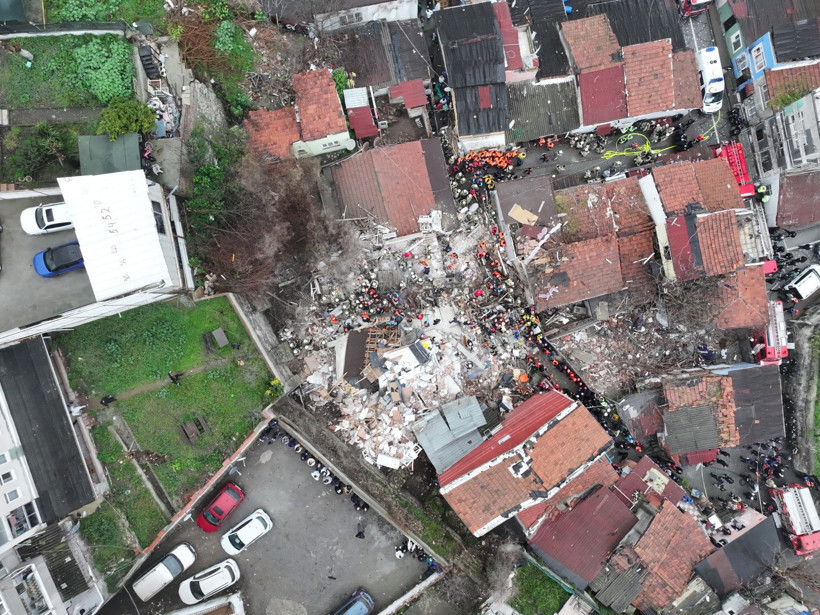 Fatih'te bitişik binalar &ccedil;&ouml;kt&uuml;: Bir kişi yaşamını yitirdi - Resim : 4