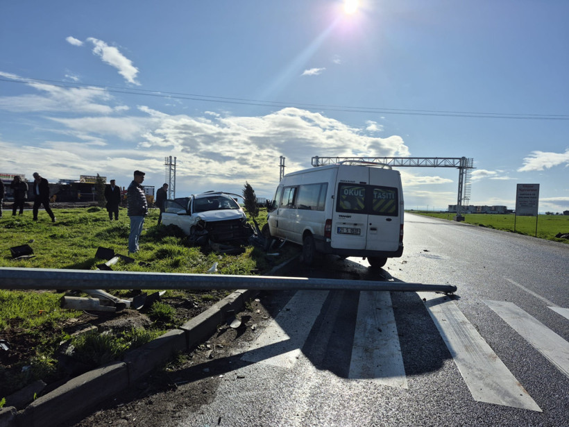 Diyarbakır’da öğrenci servisi ile otomobil çarpıştı: 13 kişi yaralandı - Resim : 1