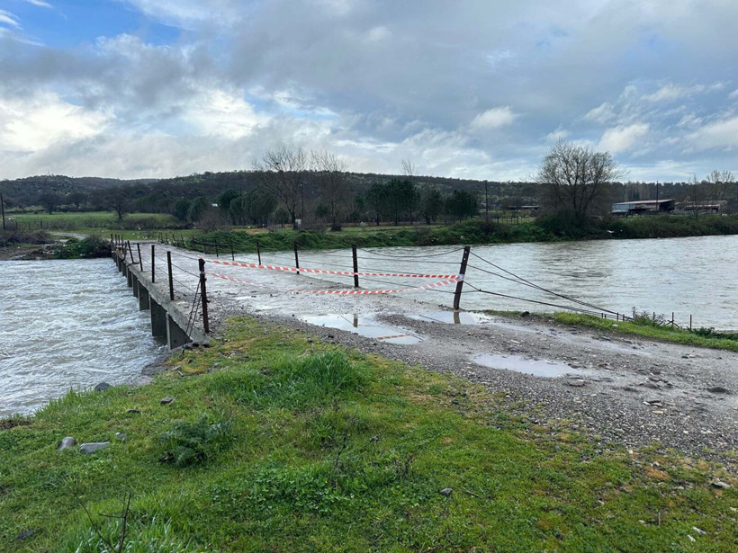 2 gündür durmuyor: Yağmur ilçeyi kilitledi - Resim : 2