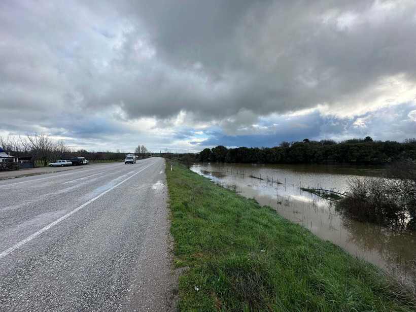 2 gündür durmuyor: Yağmur ilçeyi kilitledi - Resim : 4