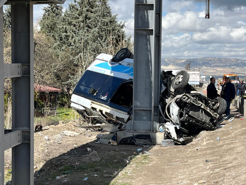 Ankara’da halk otobüsü üst geçide çarptı: Çok sayıda ölü ve yaralı var - Resim : 3