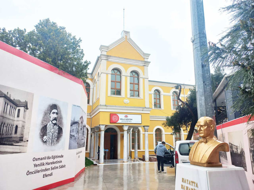 Tarihi okullara deprem bahanesi ile çöktüler - Resim : 1