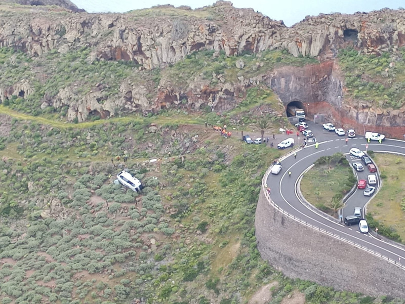 Turistleri taşıyan otobüs uçurumdan yuvarlandı: Ölü ve yaralılar var - Resim : 1