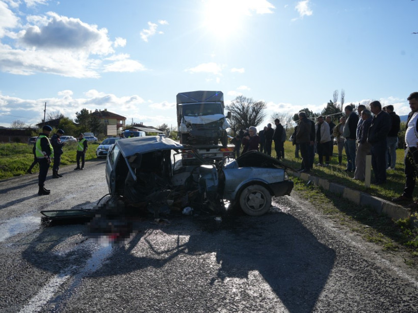 Feci kazada otomobil ikiye bölündü: 1 ölü - Resim : 1