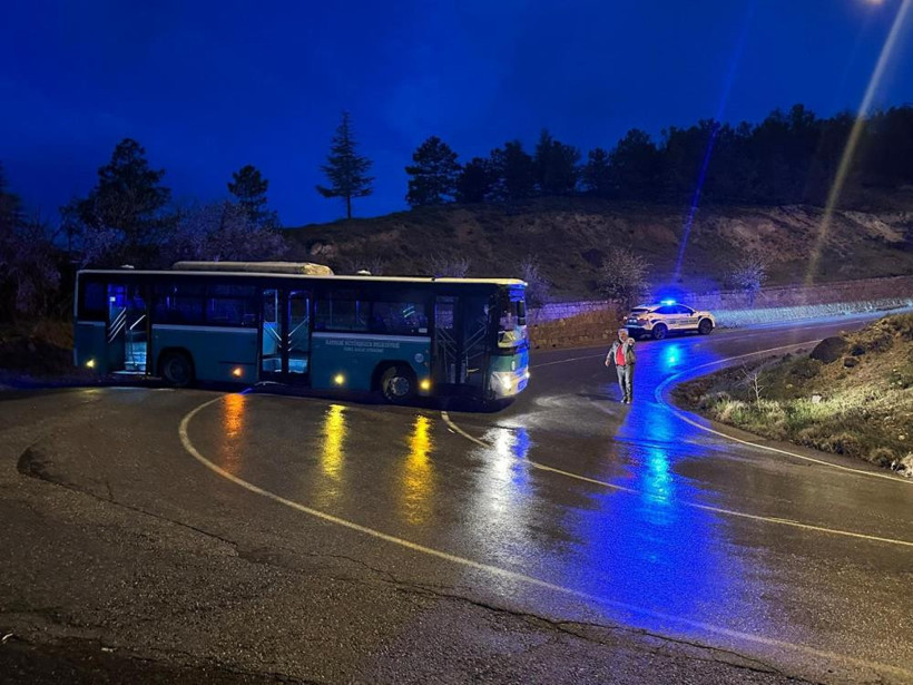 Sarhoş hırsız çaldığı özel halk otobüsüyle kaza yaptı - Resim : 1