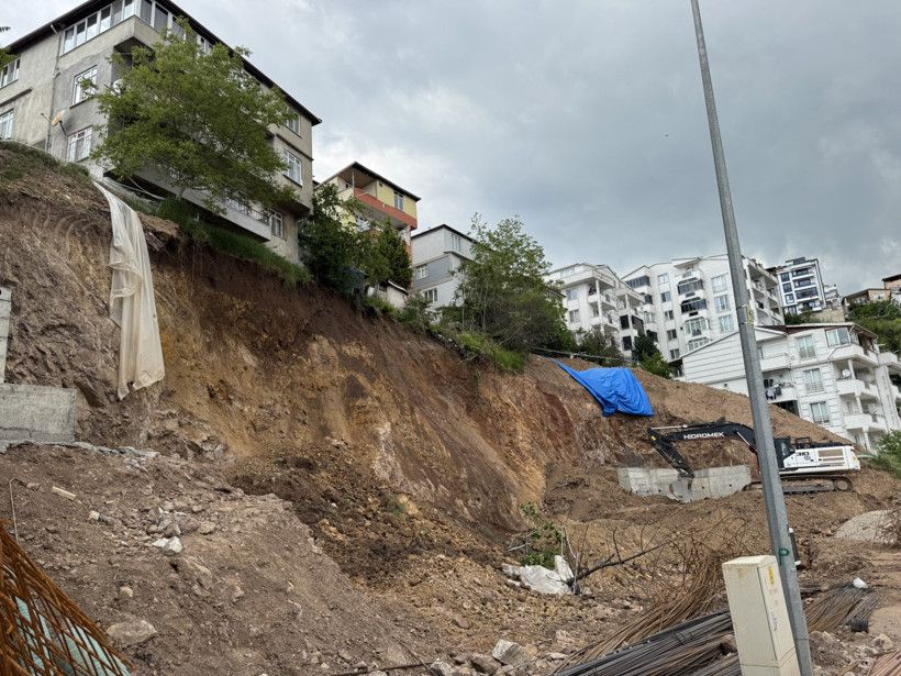İnşaat alanında toprak kayması: Binalar boşaltıldı - Resim : 1