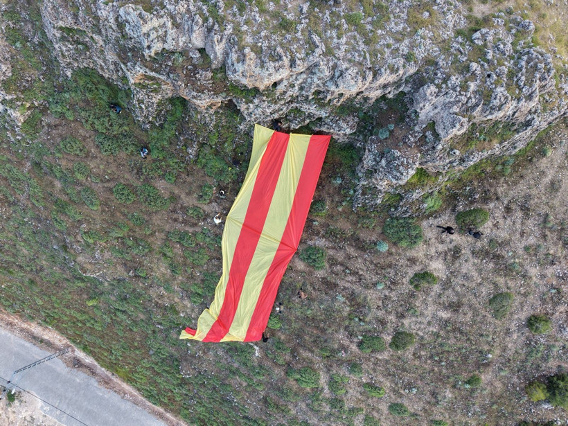Gercüş'te Galatasaray'ın 30 metrelik dev bayrağı Bayrak Tepe'ye asıldı - Resim: 1