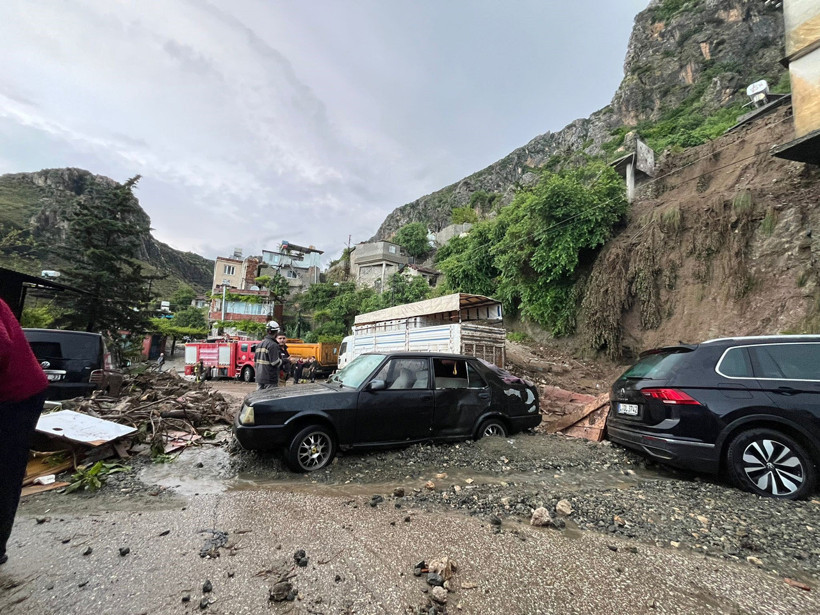 Hatay'da şiddetli yağış: 3 kişi göçük altında kaldı - Resim : 1