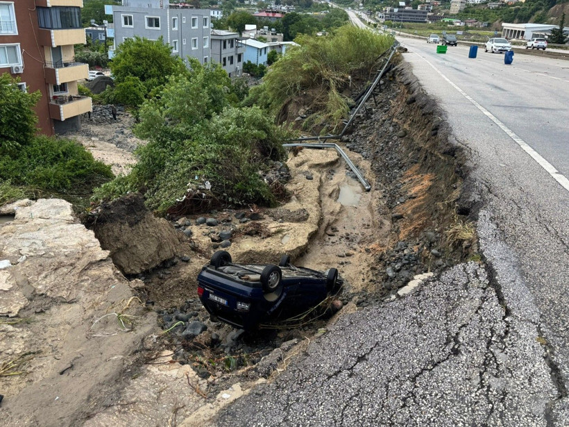 Hatay'da yollar, köprüler, evler çöktü: İki kişi öldü - Resim: 3