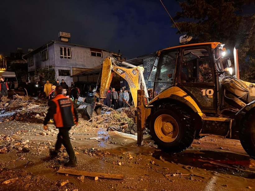Hatay'da yollar, köprüler, evler çöktü: İki kişi öldü - Resim: 1
