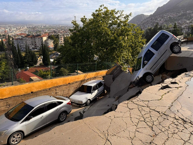 Hatay'da yollar, köprüler, evler çöktü: İki kişi öldü - Resim: 14