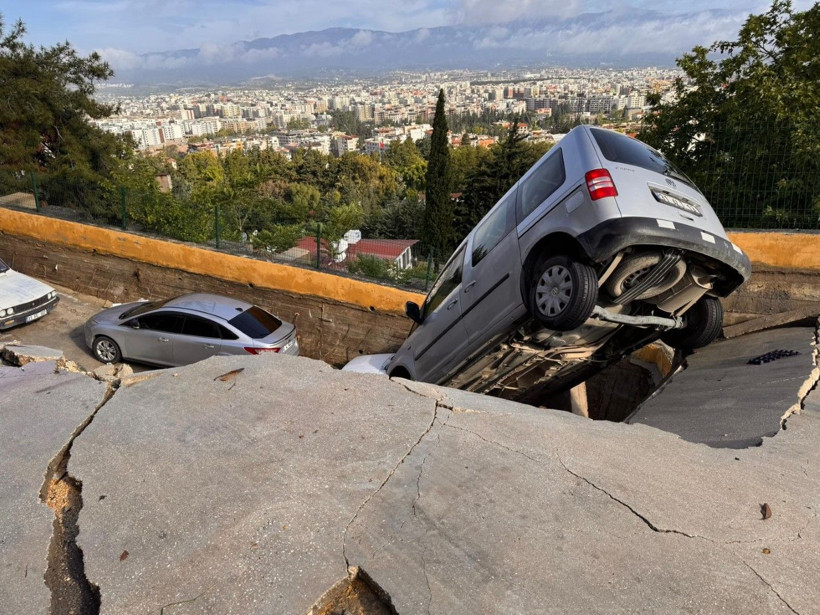 Hatay'da yollar, köprüler, evler çöktü: İki kişi öldü - Resim: 15