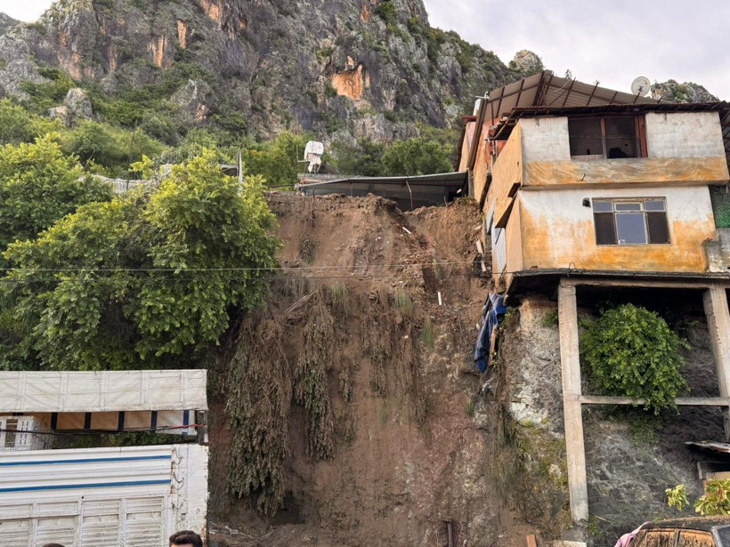 Hatay'da yollar, köprüler, evler çöktü: İki kişi öldü - Resim: 18